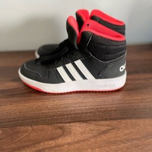 Adidas High Top Kids Sneaker sz 4